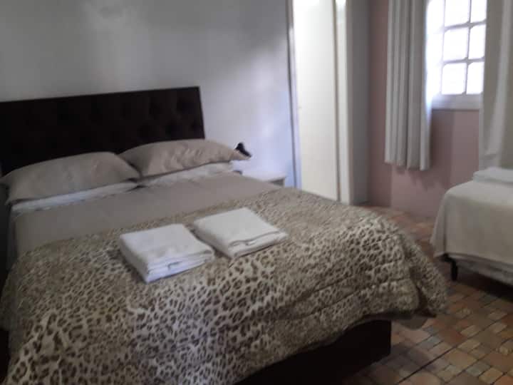 Suite 2 con cama doble y una cama individual.