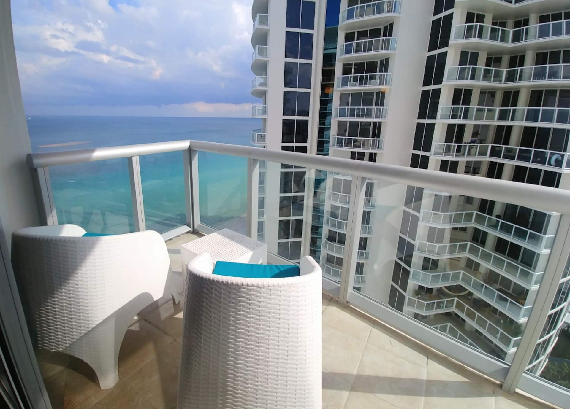 SUNNY ISLES GORGEOUS Apart 2210!! (+hotel fees)
