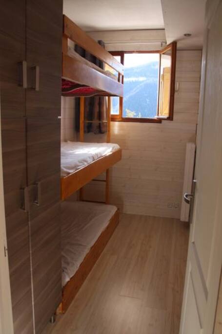 Chambre individuelle, trois lits superposés, grand placard
