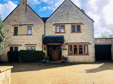 Cotswolds Central Bourton Luxury Large Sleeps 2-11