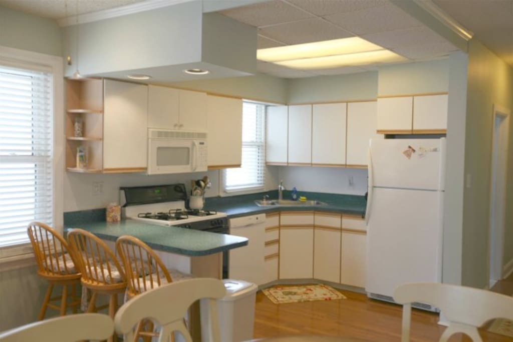 Fully equipped kitchen with eat in kitchen