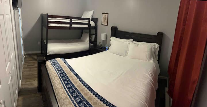 בחדר השינה השני תמצאו מיטות קווין סייז ומיטות קומתיים יחד עם טלוויזיה חכמה. מכונת הכביסה והמייבש נמצאים גם הם בחדר השינה הזה. 