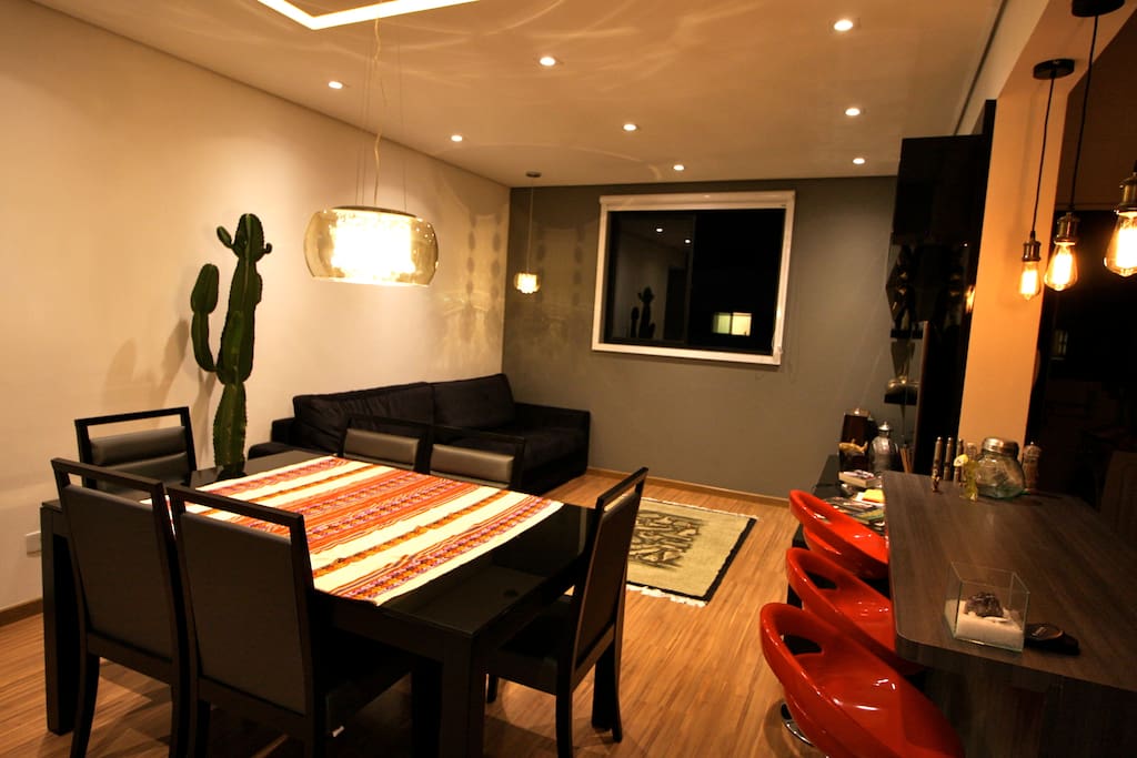 Sala de jantar aconchegante, com possibilidade para criar vários ambientes utilizando a iluminação.