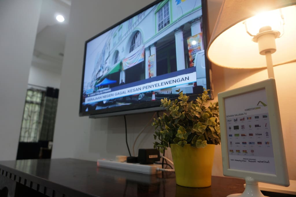 Ruang keluarga dilengkapi TV dan saluran Astro