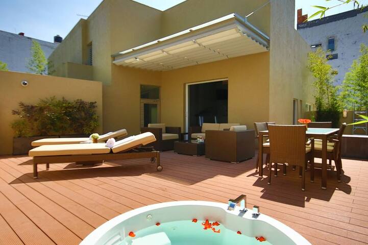 21 STUDIOS & SUITES IN MIDTOWN C♡NDESA. gallery image 2