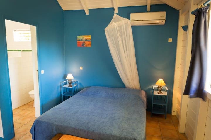 Habitación con aire acondicionado, cama de 160 cm, acceso al cuarto de baño