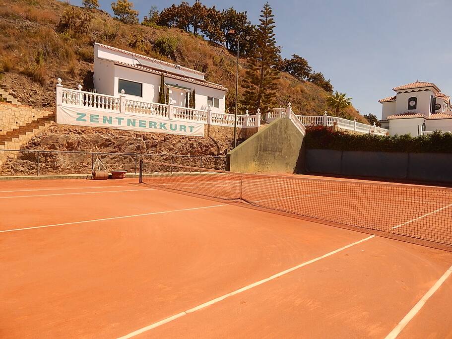 Tennisplatz mit Saunahaus