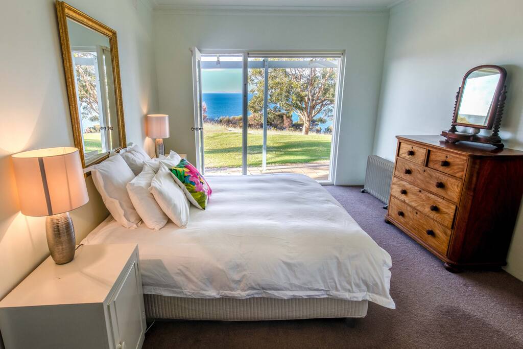 Nat's-kingbedroom-oceanview_L-a593721b-6328-4772-aa57-c1e3b2e8d24a.jpg