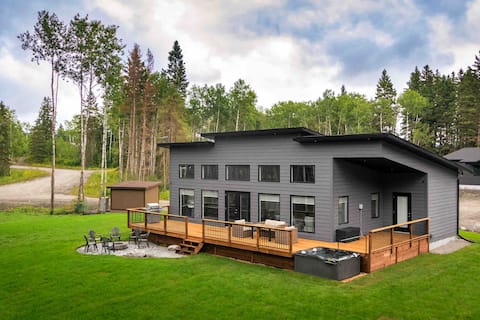 New luxurious 3 BR w/ hot tub. Mins to Clear Lake!