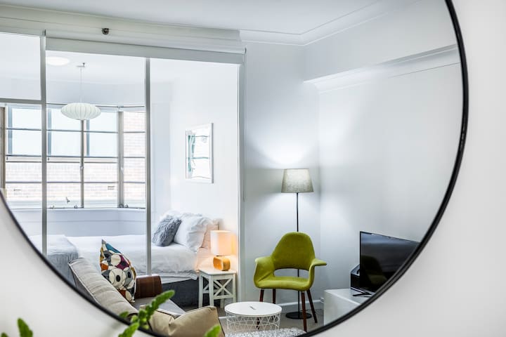 Refurbished! Spacious & Modern Walk to CBD