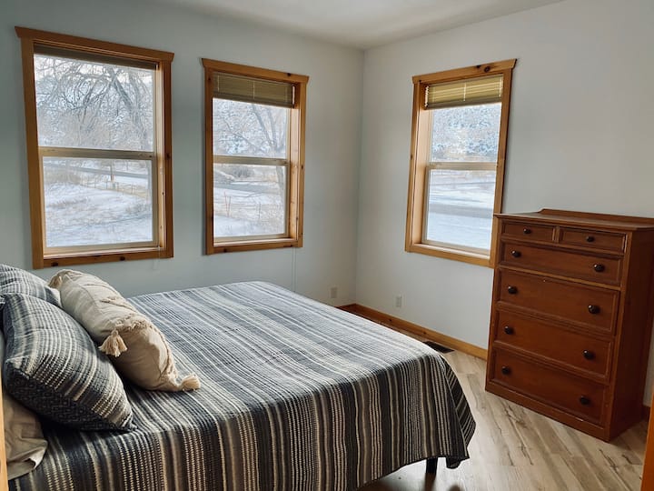Large, king mattres in master bedroom.