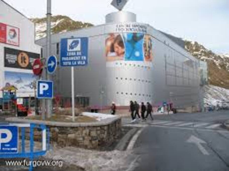 entrada por el parking al polideportivo(planta-7 recepción)