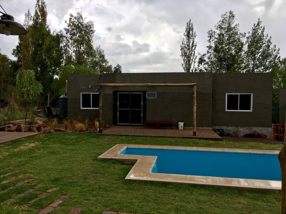 Vista frontal de una cabaña