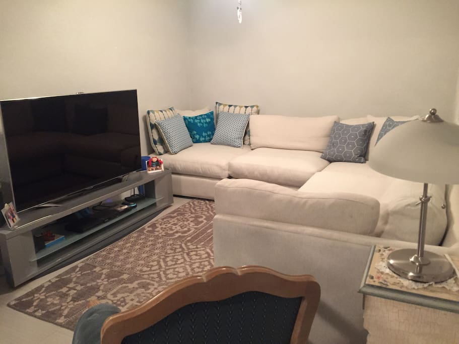 Florida room, HD cable TV with Internet.