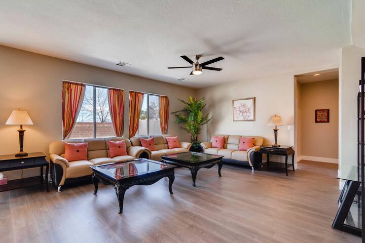 Near Downtown & Speedway, has 15 beds gallery image 4