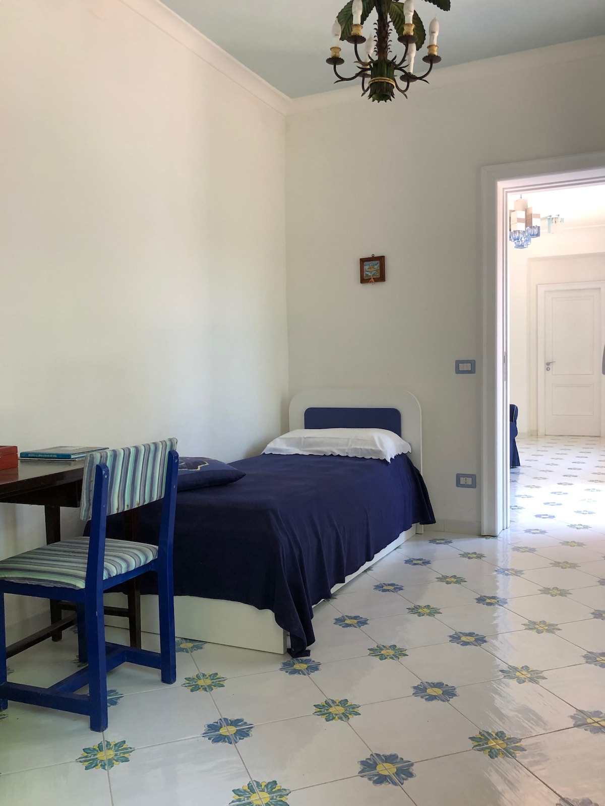 ห้องนอนเดี่ยวห้องแรกพร้อมเตียงเดี่ยวและเตียงเสริมโต๊ะทำงานและตู้เสื้อผ้าและห้องอาบน้ำในตัว