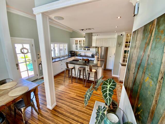 Mission style, w. Pool, Hot tub, walk to downtown gallery image 4