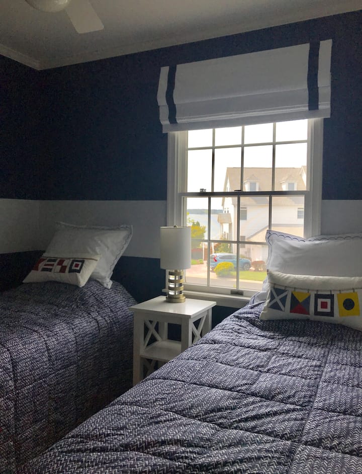 Spálňa s oddelenými posteľami so super pohodlnými matracmi a veľkorysým šatníkom, do ktorého sa zmestí batoh.