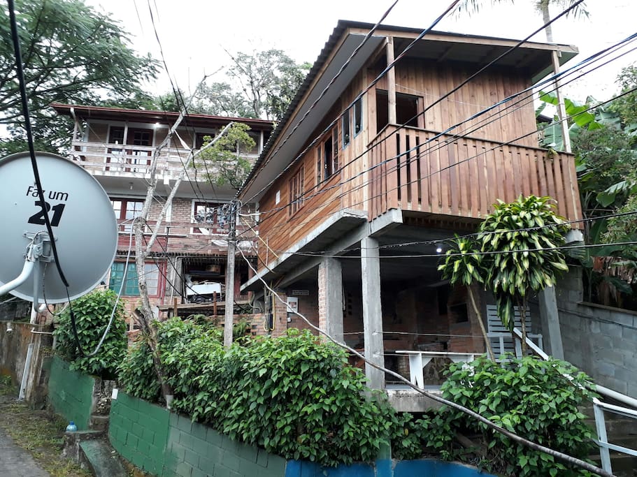 foto da cabana em baixo churrasqueira compartilhada