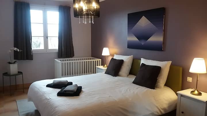 غرفة نوم بسرير كبير وسرير أطفال لقضاء عطلة رائعة مع جميع وسائل الراحة في هدوء تام.