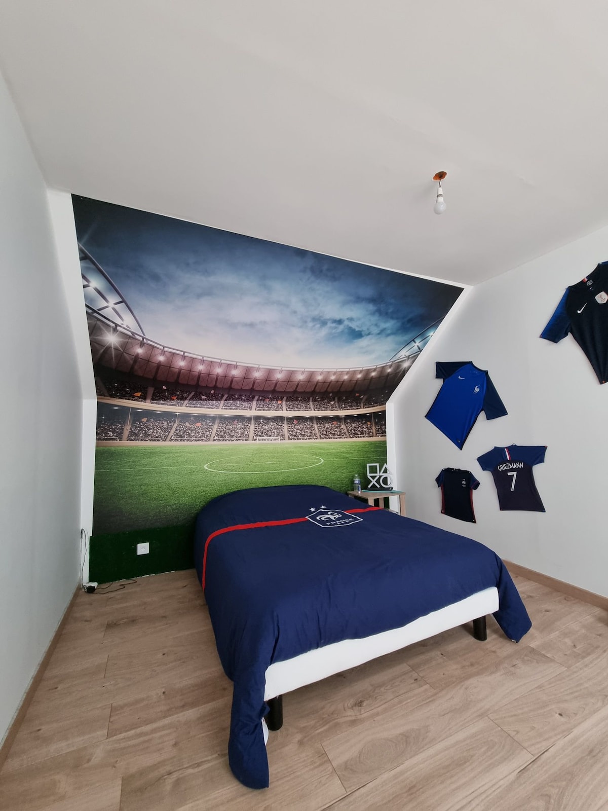 Izba 2 - na poschodí 
So 140 lôžkami a úložným priestorom 