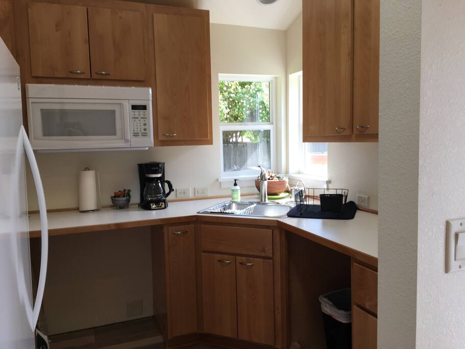 Convenience kitchen (no stove or oven)