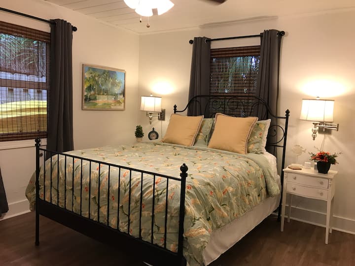 全屋安装遮光窗帘，确保隐私和遮光睡眠。