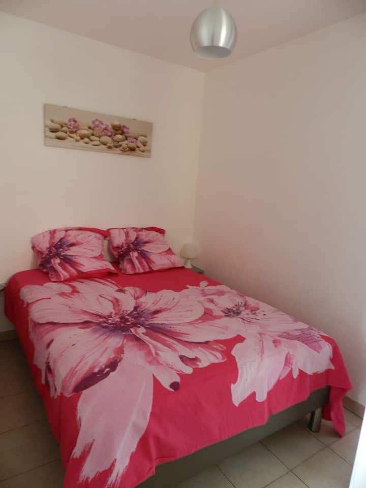 la chambre avec son lit en 140, couchage pour 2 personnes 