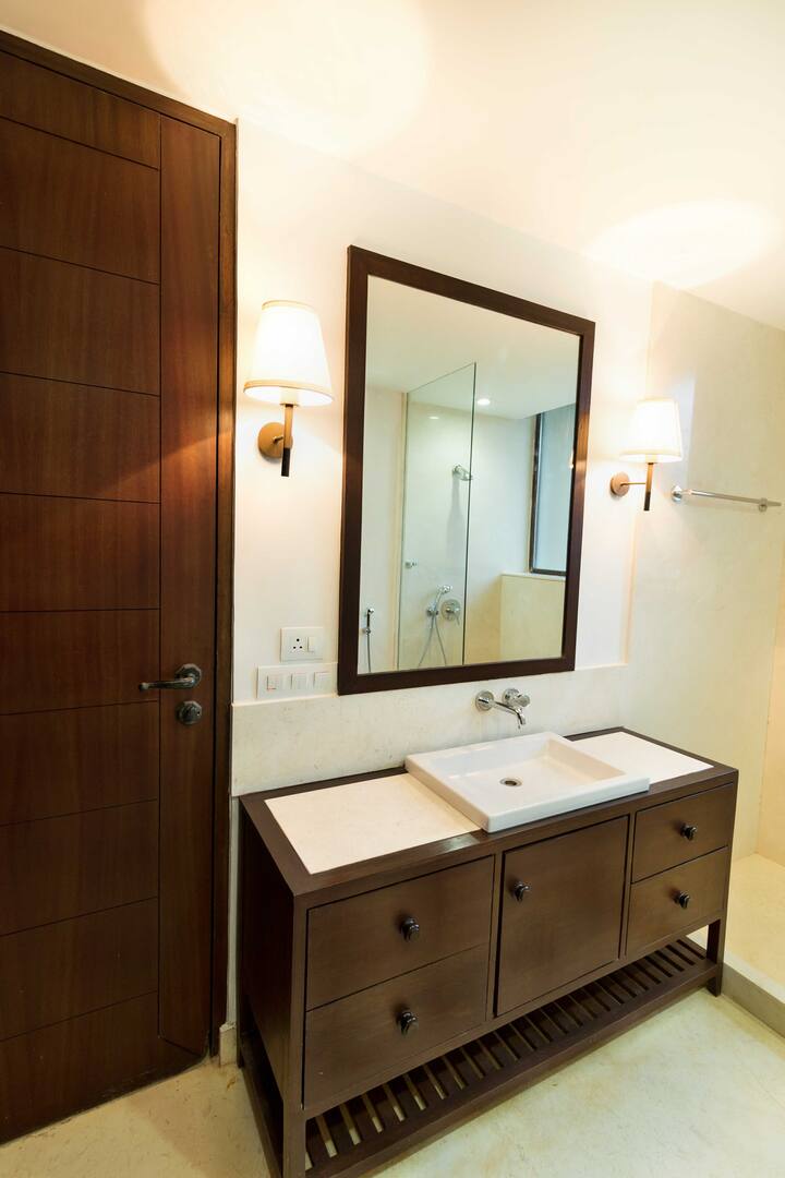 Full bathroom 2 image 1