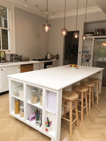 Beautiful house in centre of Kew with free parking gallery image 4