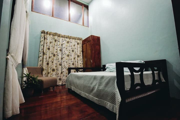 Првата спална соба гледа источно кон планините. Гостите кои престојуваат во оваа соба ќе бидат разбудени од изгрејсонцето секое утро. 

Собата има двоен кревет на извлекување. Оваа климатизирана соба има посебна врата од терасата.