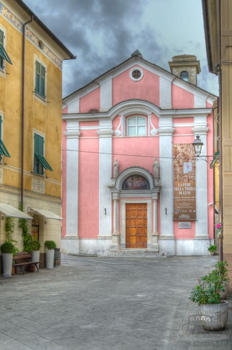 Piazza Firmafede, museo diocesano (ex oratorio della Misericordia) e palazzo sede del B&B