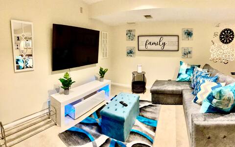 LUXURY PRIVATE BASEMENT *KING, QUEEN & SOFA BEDS*