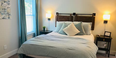 King Bed Hot Tub Cozy Luxury Getaway Near GSP