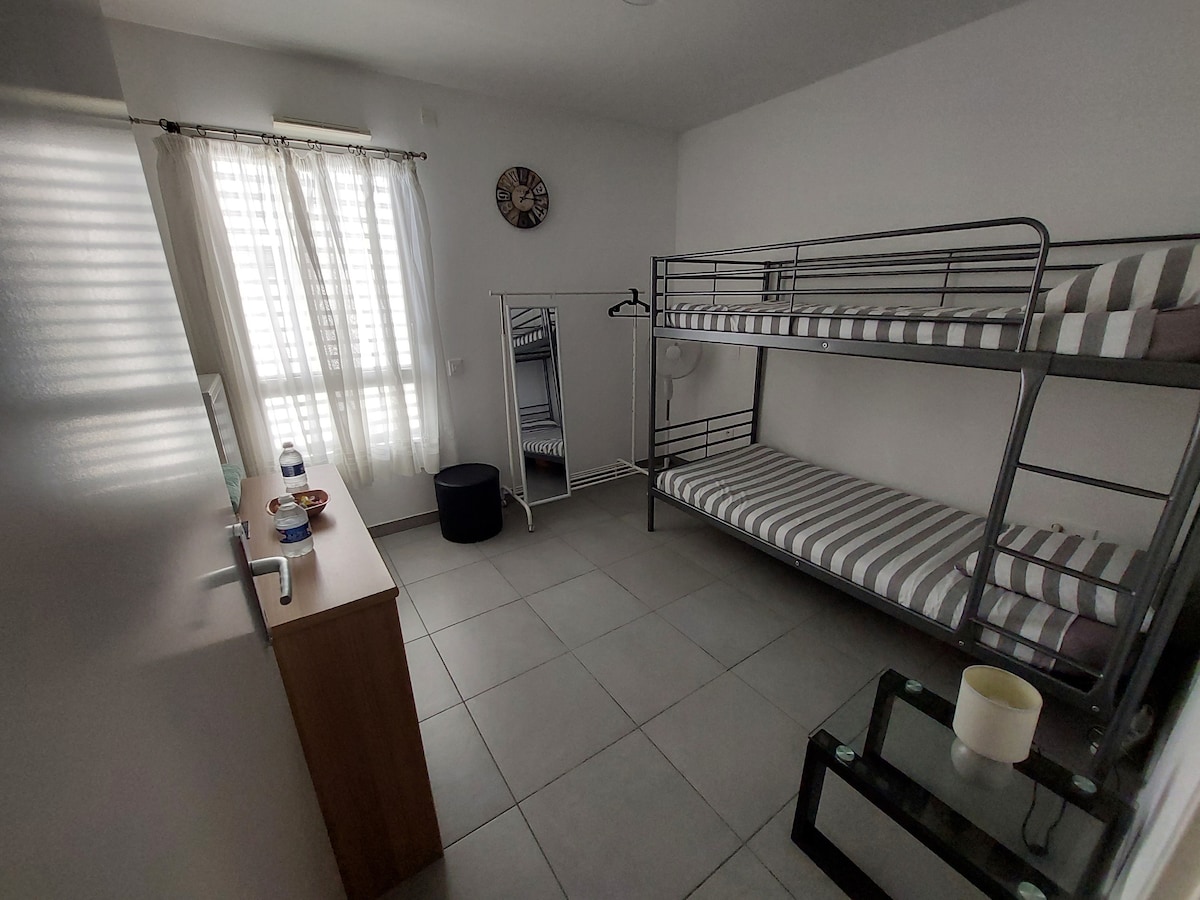 ห้องนอนมีเตียงสองชั้น 2 เตียง