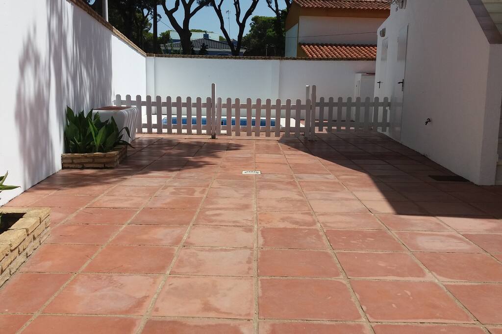Patio + Piscina con valla seguridad