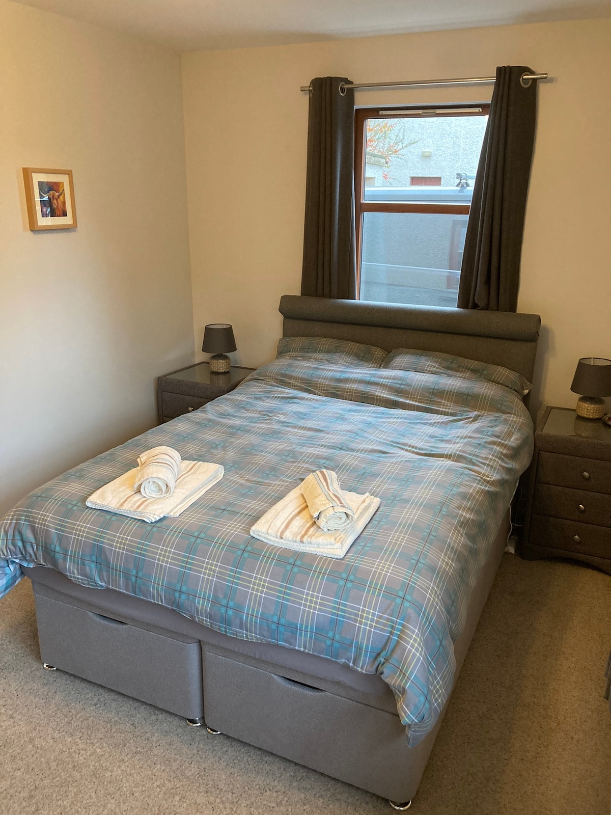 غرفة النوم 1 أمام العقار.