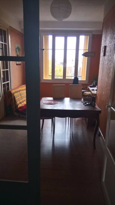 Salon avec espace travail et futon-lit