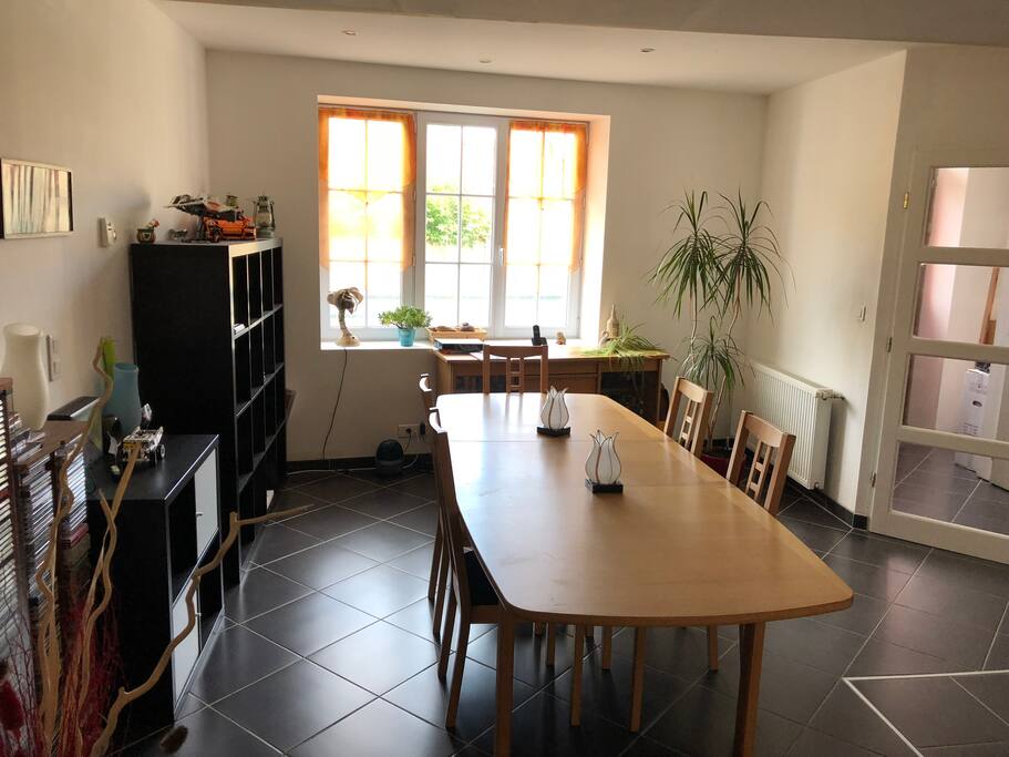 La salle a manger, dotée d’une grande table et de 6 chaises