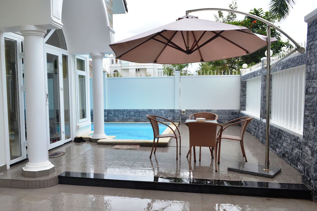luxurious entrance and lounge area