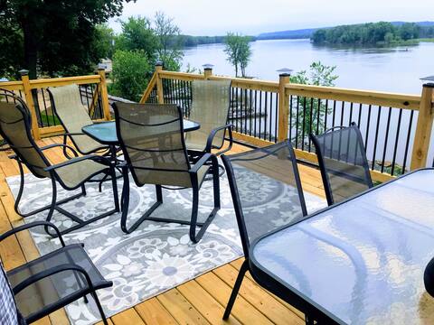 A Winter Getaway! Large Home! River View!