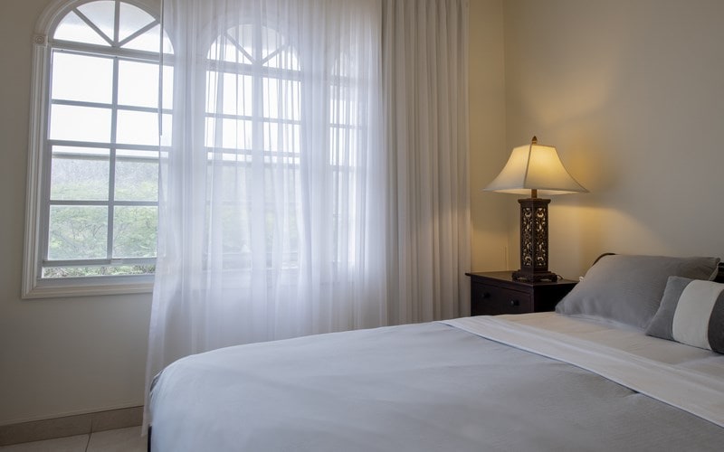 Пентхаусът е елегантен тристаен апартамент за четирима гости. Двете спални, всяка от които има собствена модерна баня с дъждовен душ. Апартаментът е напълно климатизиран.