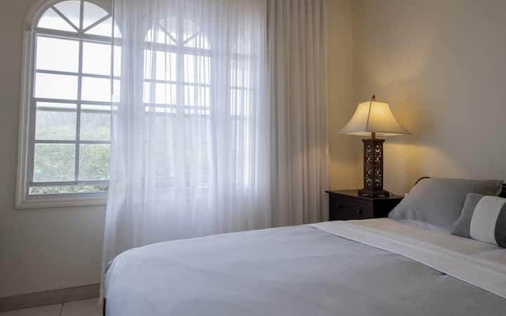 Penthouse është një apartament elegant me 2 dhoma gjumi për 4 vizitorë. Dy dhomat e gjumit, secila ka banjën e vet moderne me dush shiu. Apartamenti është plotësisht me ajër të kondicionuar.