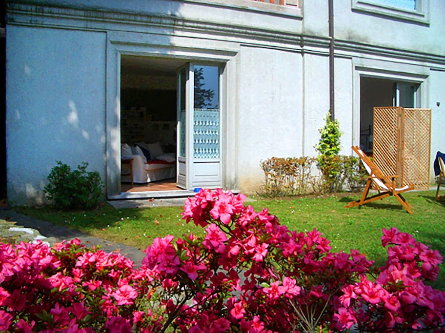 L'ingresso all'appartamento dal giardino privato
