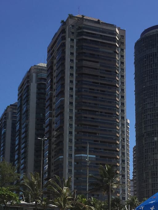 Condominio de alto padrão completo: piscina aquecida ,saunas seca e a vapor,quadra de tênis,segurança total,quadra desportiva ,restaurante dentro do condomínio,em frente à praia da Barra da Tijuca.. Apto vista mar !