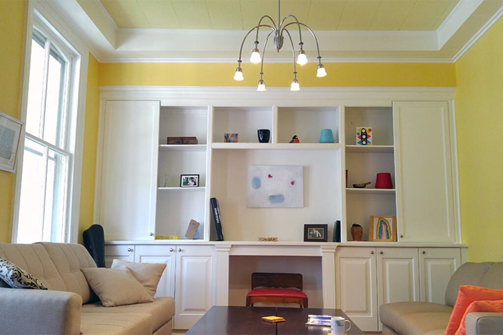 A proper sitting room. Enjoy the company in style!