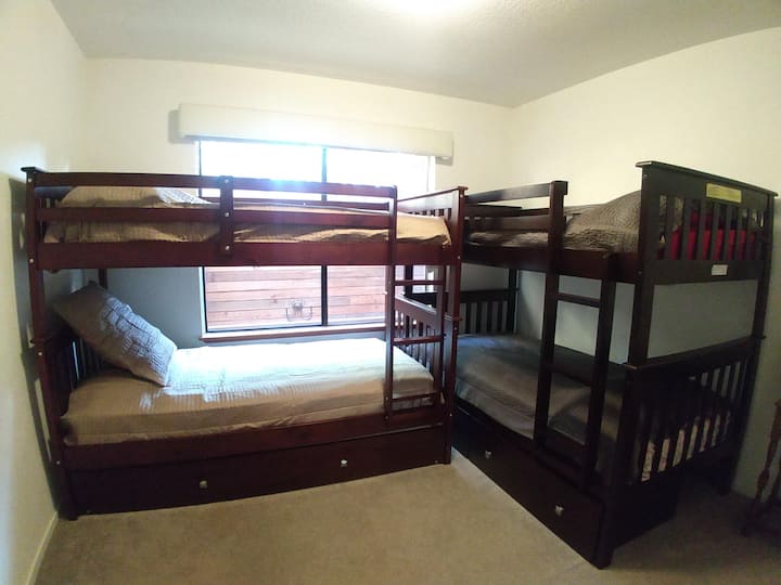 غرفة بطابقين: طابقين + سرير متحرك واحد (يمكن سحب المتحرك لطفل غير مستعد لسرير علوي حتى الآن!).