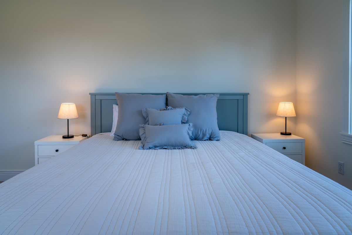 Quinto dormitorio con cama tamaño king con baño privado.