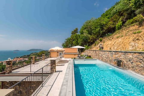 Villa Passione: heated pool and jacuzzi