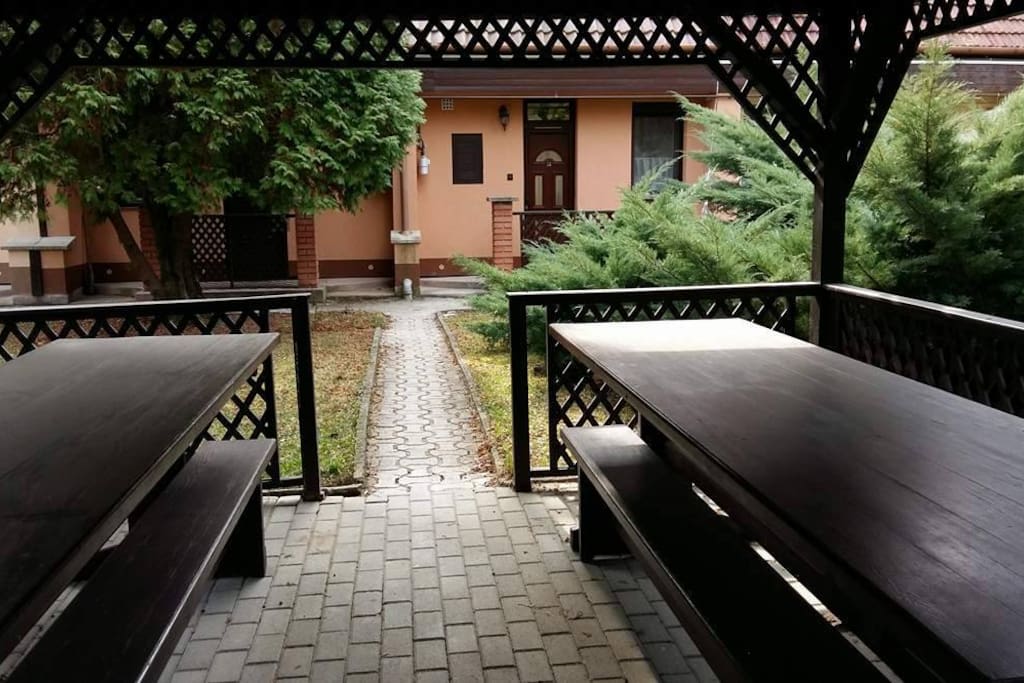 Udvar,kiülővel